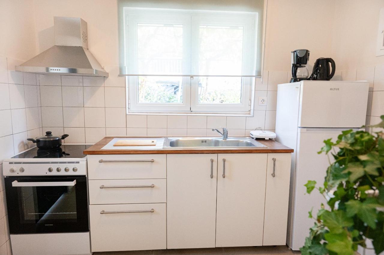 Sunny Yard Apartments Порос Экстерьер фото