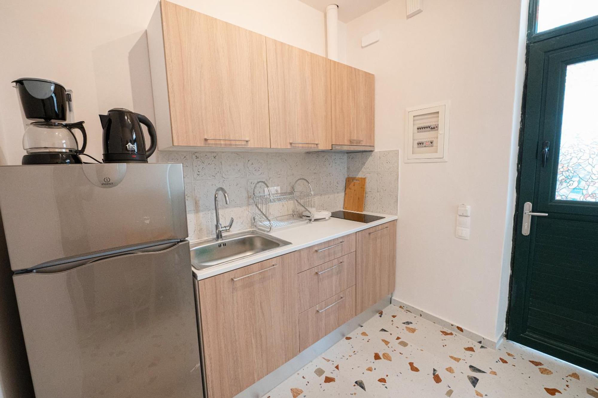 Sunny Yard Apartments Порос Экстерьер фото